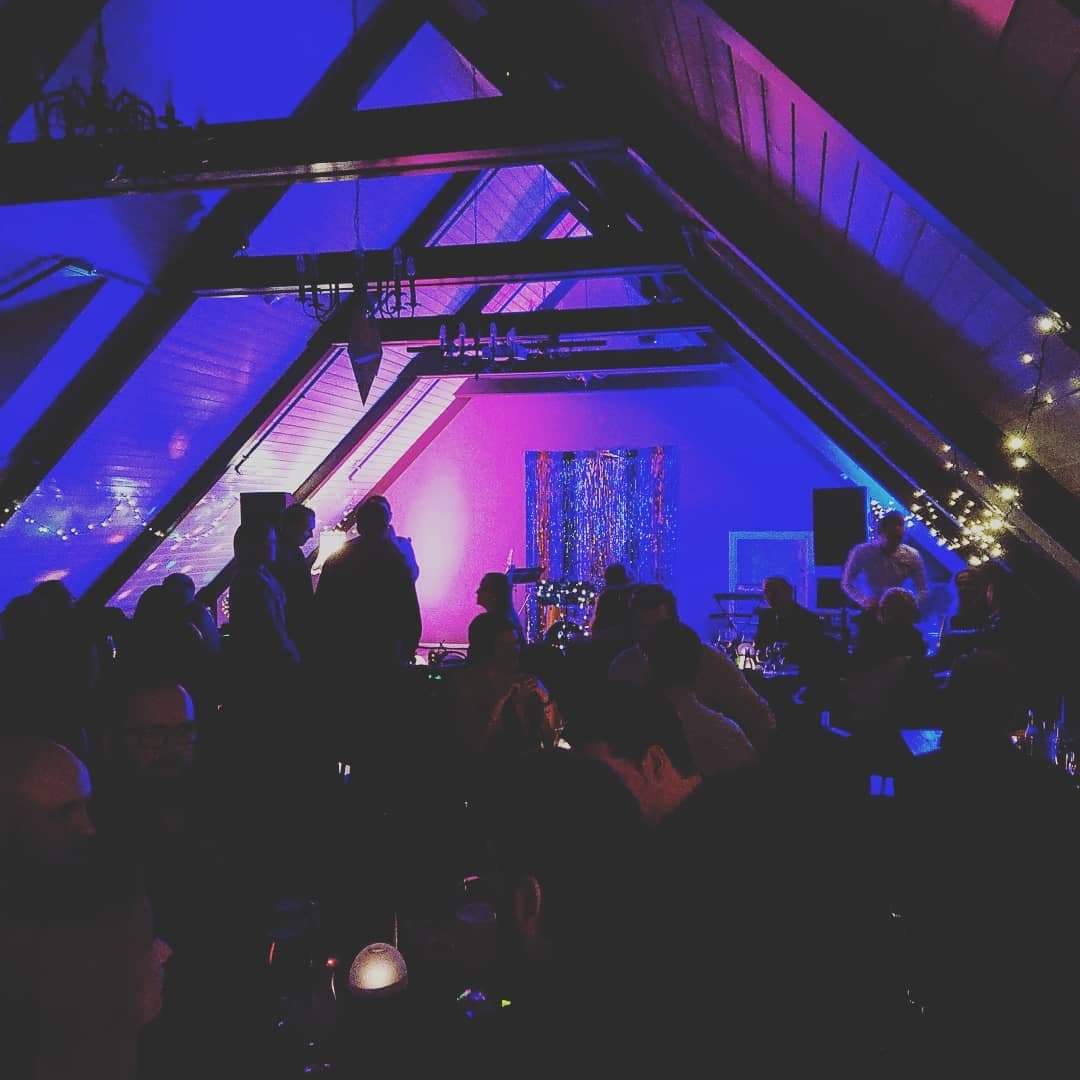 A lively evening in Kornhlaðan under warm purple lighting
