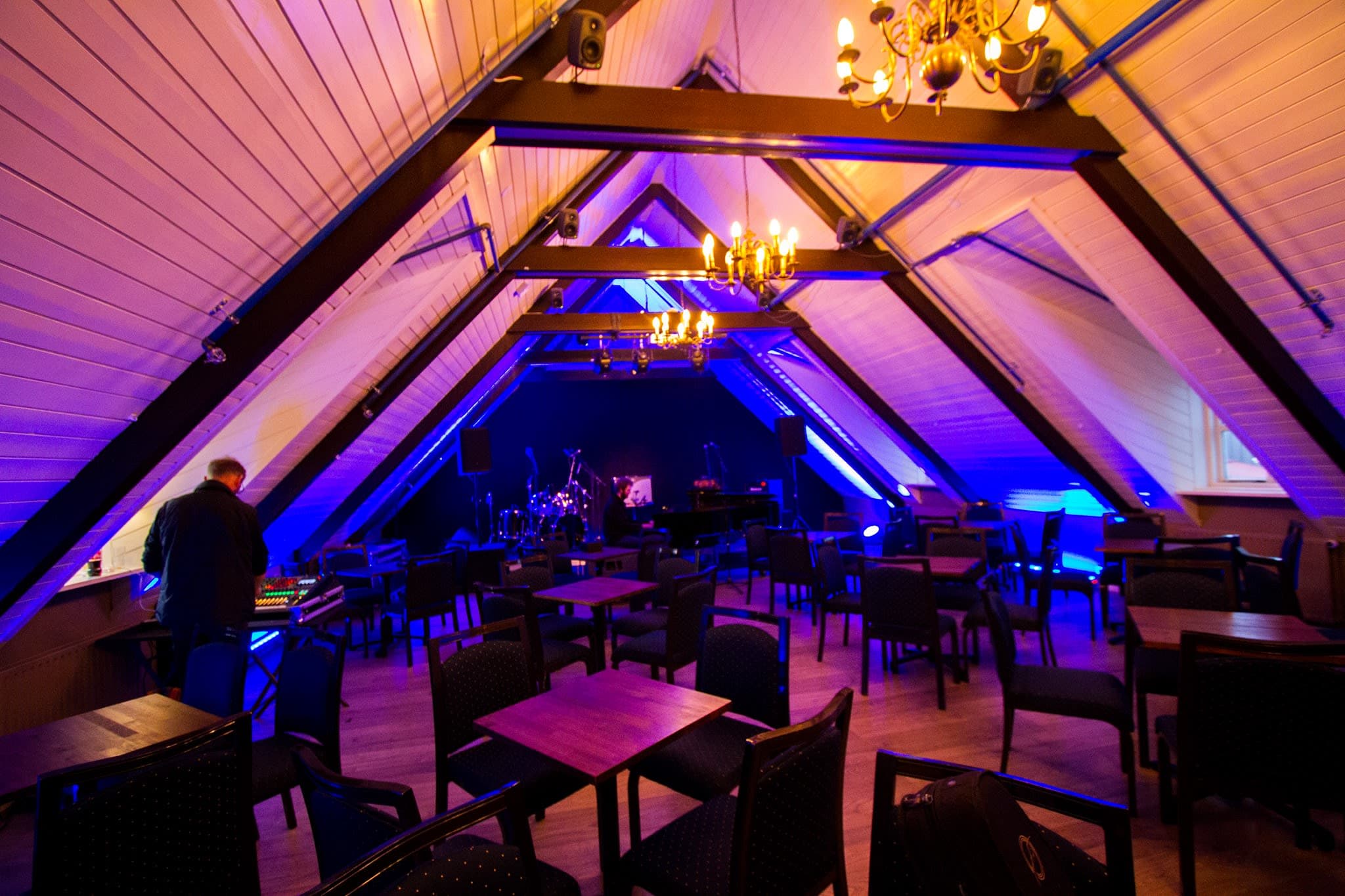 Kornhlaðan í bláu ljósi