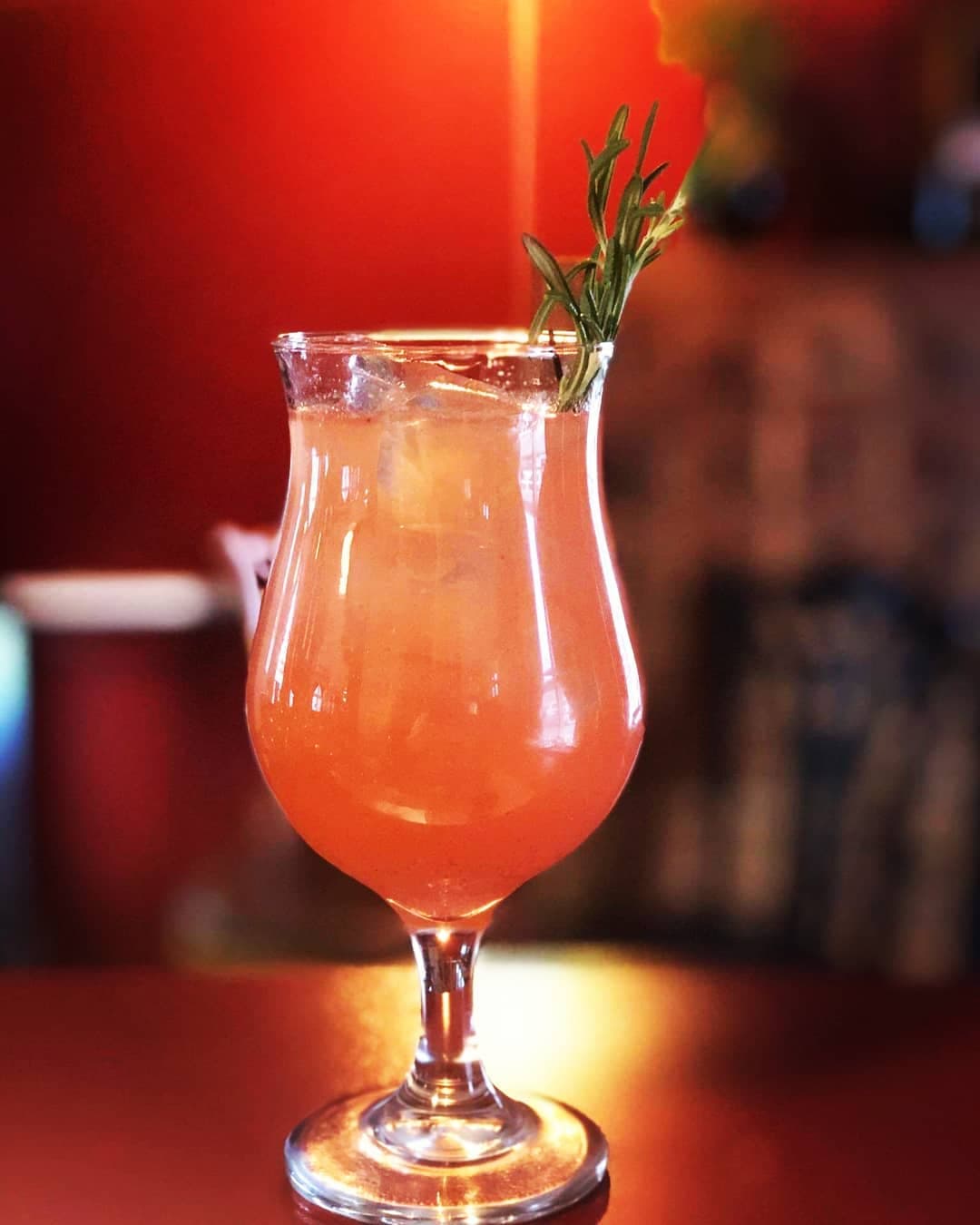 Kokteill borinn fram á barnum í Kornhlöðunni