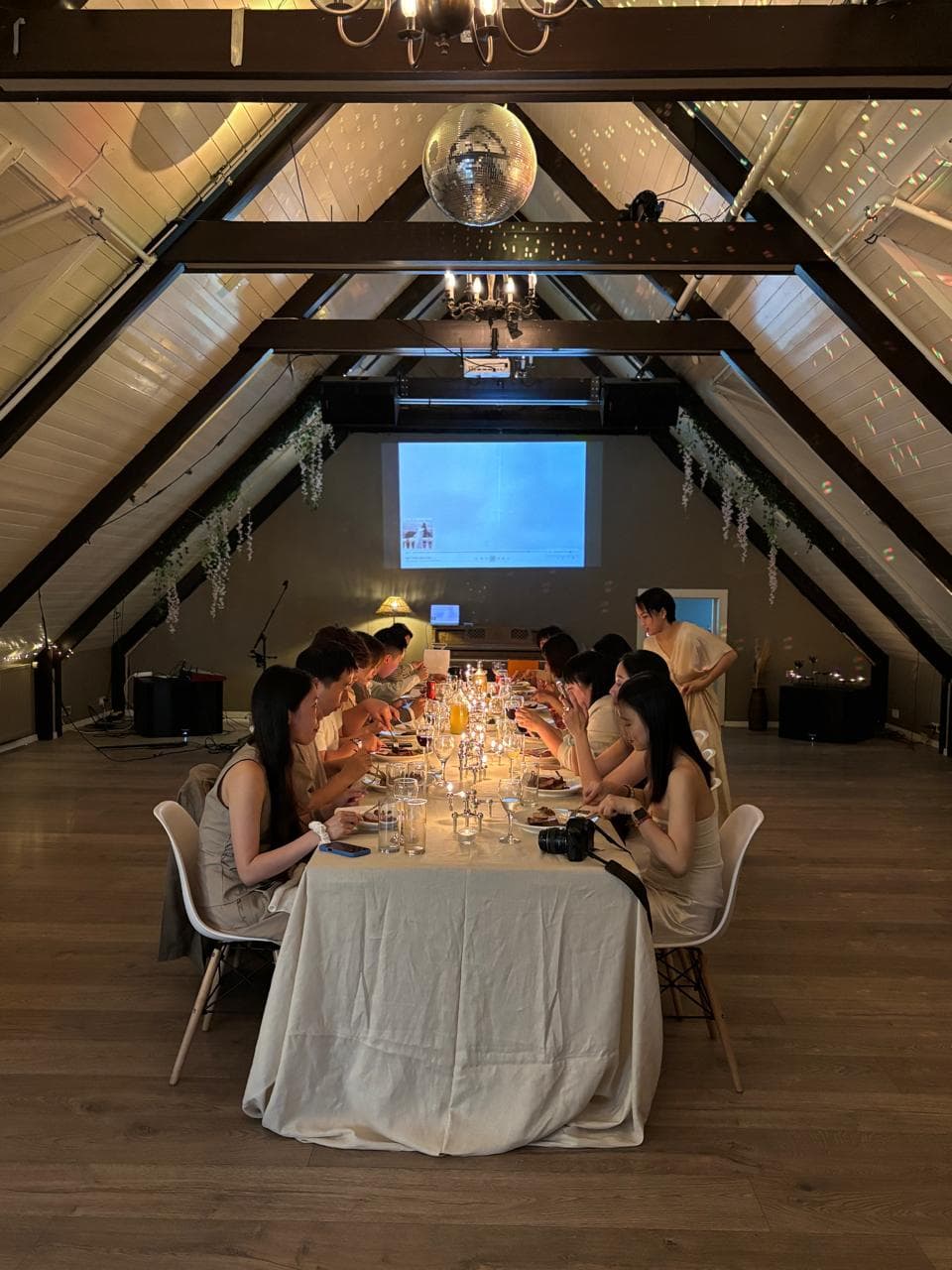 Gestir við borðin í brúðkaupsveislu