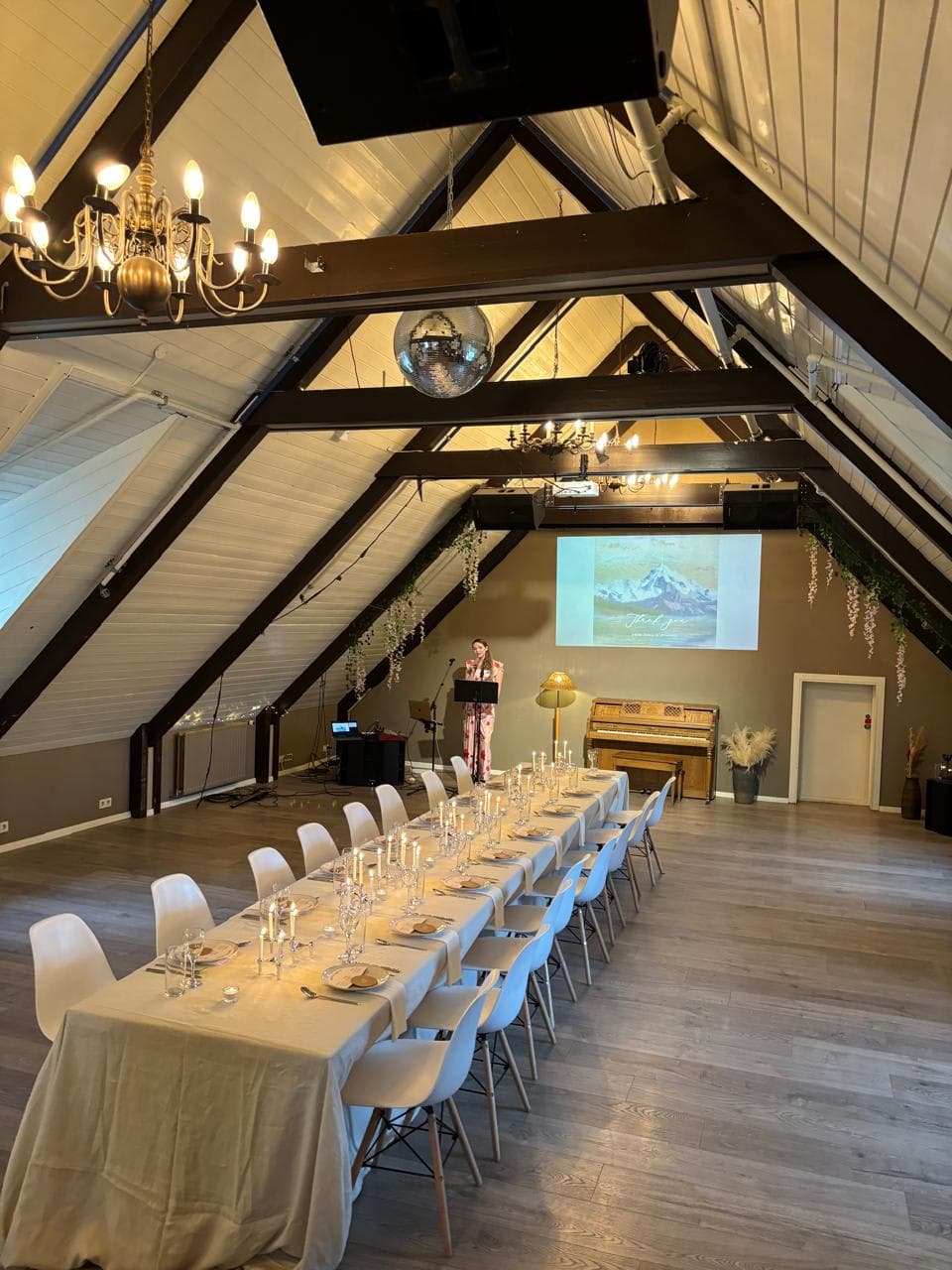 Brúðkaupsveisla — borð uppsett og tilbúin