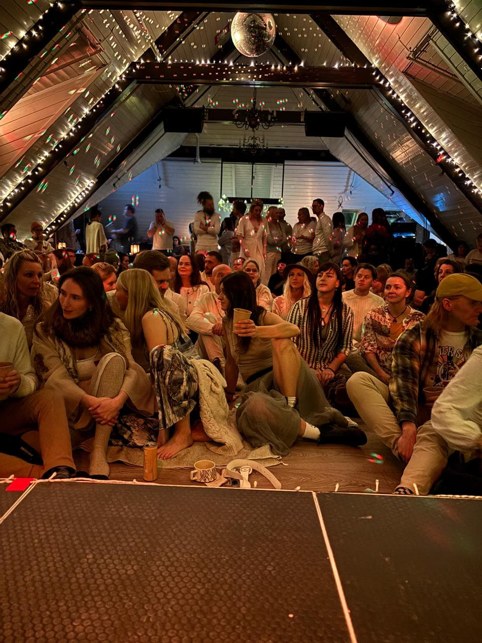 Gestir sitja á gólfi fyrir sýningu